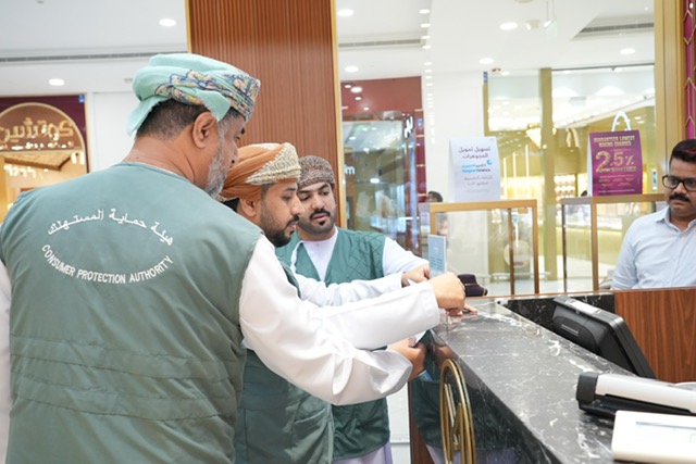 Employees monitoring the distribution of the QR code in a shop