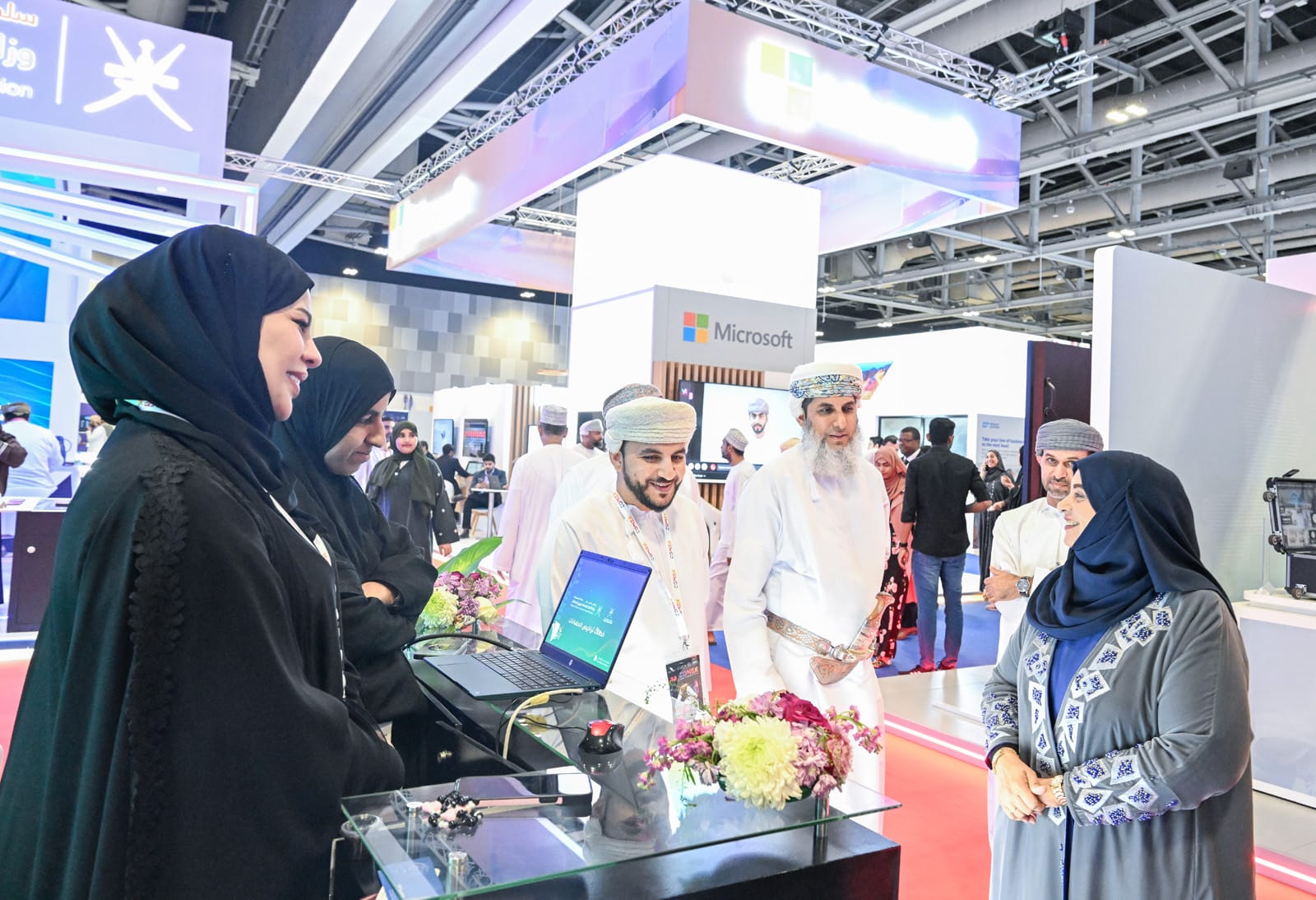 وزيرة التنمية الاجتماعية معالي ليلى النجار تزور ركن الوزارة في كومكس 2024 أثناء تدشين منصة تأهيل 